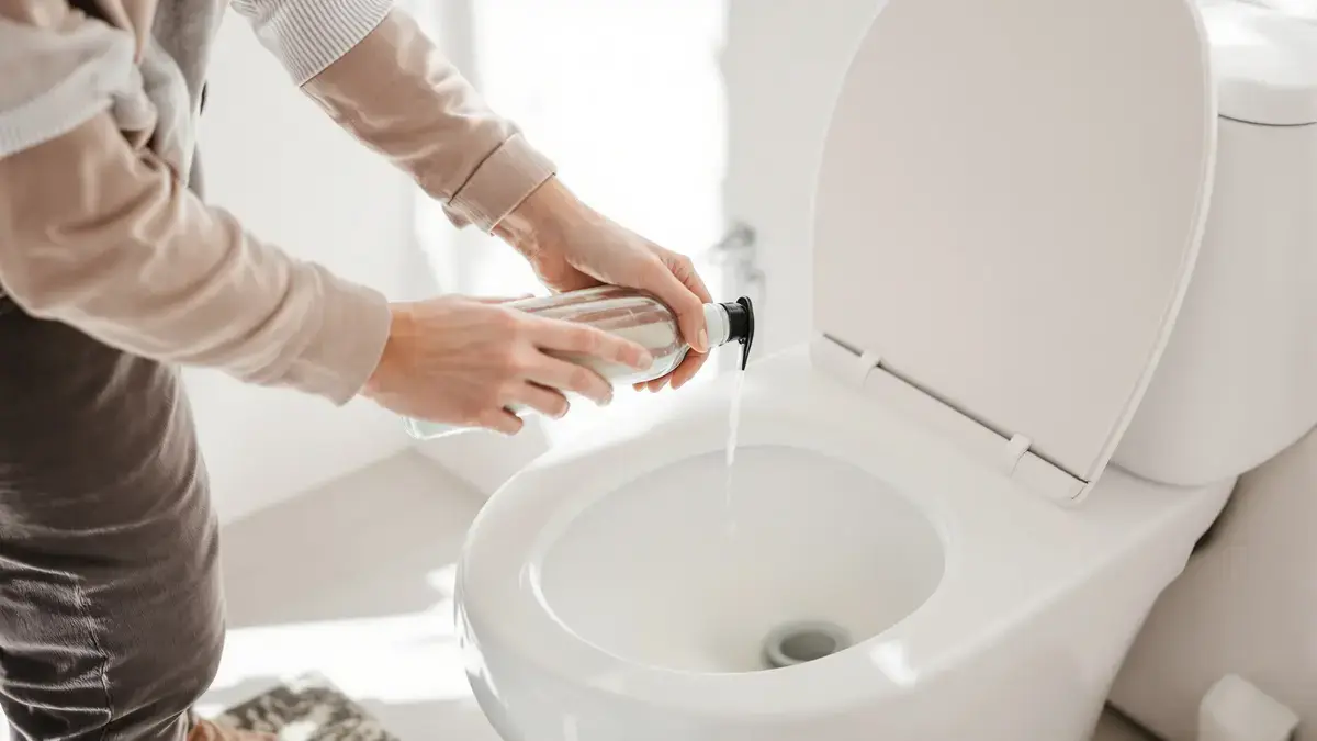 Een enkele druppel afwasmiddel in de toiletten kan gevolgen hebben die veel mensen negeren