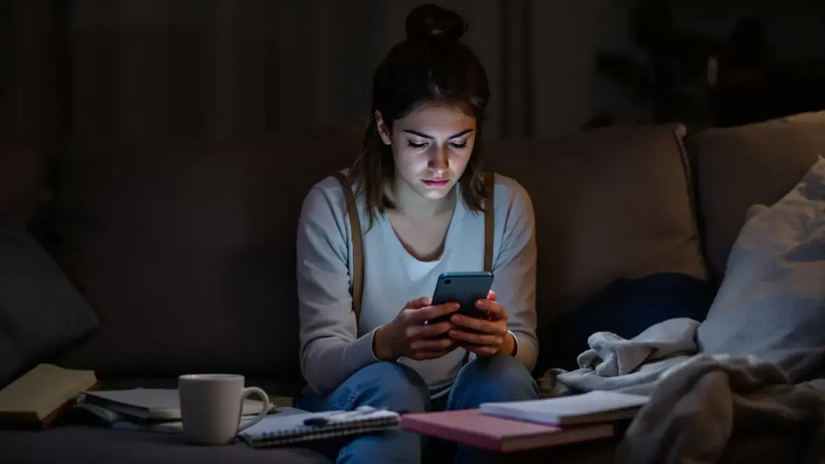 Waarom maakt scrollen op je telefoon je vermoeider?